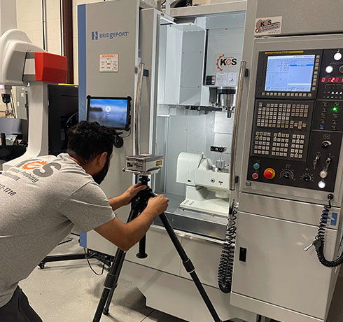 Sistema laser XL-80 da Renishaw em uma máquina-ferramenta CNC