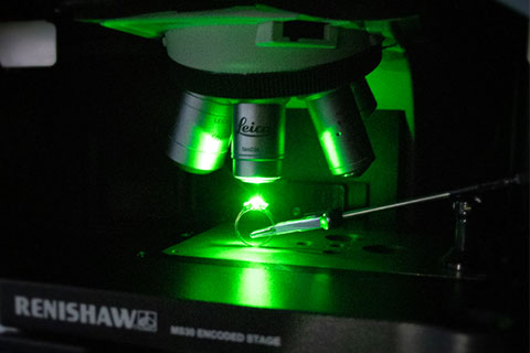 O microscópio confocal Raman inVia analisa uma pedra preciosa