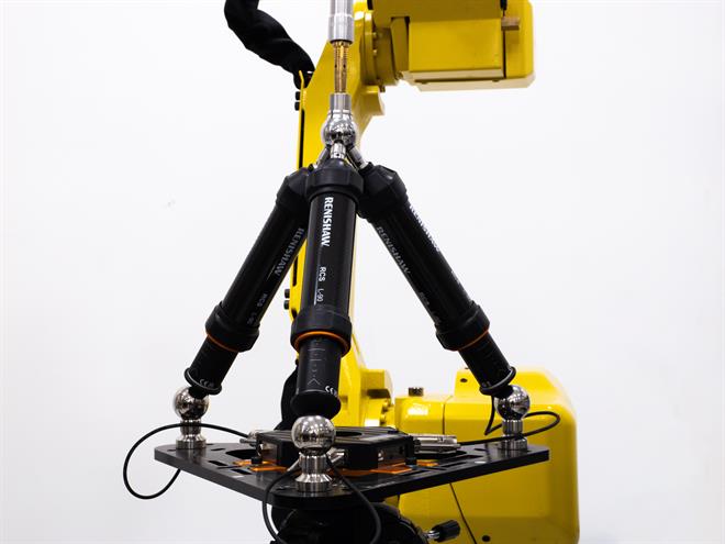 O sistema robótico de diagnóstico da Renishaw para automação industrial, o RCS T-90, instalado em uma célula robótica funcional.