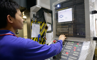 Operador da GM Enterprise usando a interface gráfica na máquina Renishaw