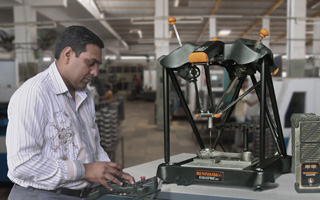 Operador da Kishan Auto usando o sistema de medição Equator